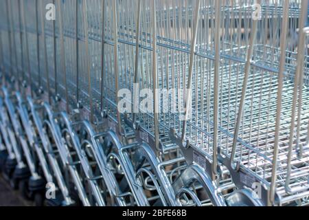 Molti carrelli per lo shopping. Moderni carrelli per lo shopping nei supermercati in fila. Foto Stock