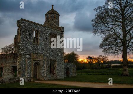 baconsthorpe castello all'alba Foto Stock