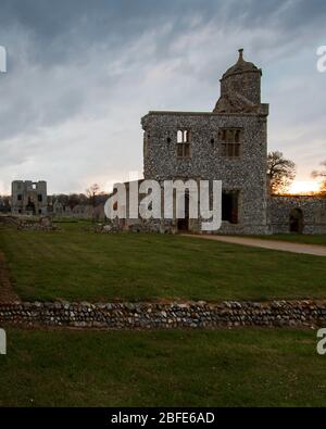 baconsthorpe castello all'alba Foto Stock