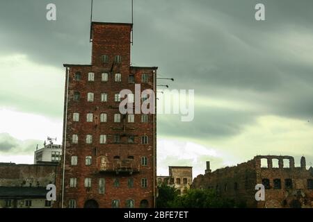 Facciata di una fabbrica e magazzino abbandonati con i suoi caratteristici edifici in mattoni rossi decaduto in Europa centrale e di Pasqua, a Danzica, Polonia, durante Foto Stock