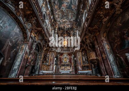 2 febbraio 2020 - Monaco di Baviera, Germania: Vista UltraWide dell'affresco del soffitto e della facciata dell'altare all'interno della chiesa in stile barocco Asamkirche Foto Stock