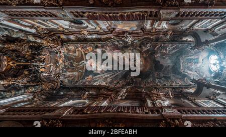 2 febbraio 2020 - Monaco di Baviera, Germania: Affresco del soffitto della vita di San Nepomuk all'interno della chiesa barocca Asamkirche Foto Stock