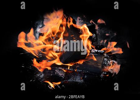Fiamme di fuoco con scintille su calici su sfondo nero Foto Stock