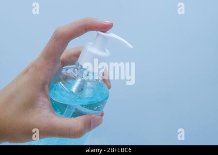 la mano degli uomini sta tenendo il gel di pulizia che si prepara per proteggere la salute dal virus covid-19, batteri e altre malattie dall'ambiente. Foto Stock