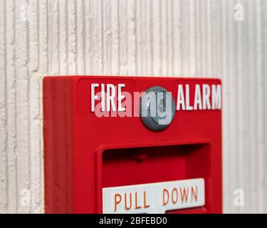 Stazione di tiro dell'impianto di allarme antincendio. Concetto di sicurezza antincendio, trapano antincendio, piano di evacuazione Foto Stock