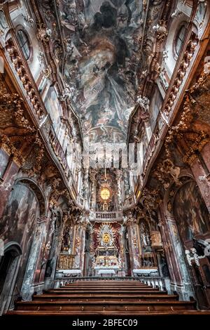 2 febbraio 2020 - Monaco di Baviera, Germania: Interno della chiesa barocca Asamkirche con vista dell'altare e del soffitto Foto Stock