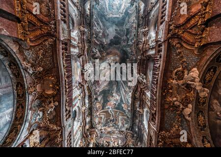 2 febbraio 2020 - Monaco di Baviera, Germania: Affresco del soffitto della vita di San Nepomuk all'interno della chiesa barocca Asamkirche Foto Stock