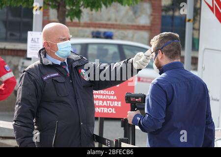 Il posto di controllo della temperatura corporea all'ingresso dell'edificio ospedaliero. Torino, Italia - Aprile 2020 Foto Stock