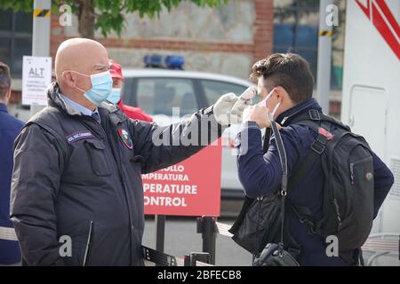 Il posto di controllo della temperatura corporea all'ingresso dell'edificio ospedaliero. Torino, Italia - Aprile 2020 Foto Stock