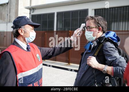 Il posto di controllo della temperatura corporea all'ingresso dell'edificio ospedaliero. Torino, Italia - Aprile 2020 Foto Stock