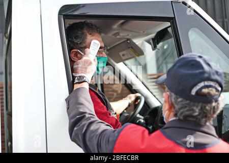 Il posto di controllo della temperatura corporea all'ingresso dell'edificio ospedaliero. Torino, Italia - Aprile 2020 Foto Stock