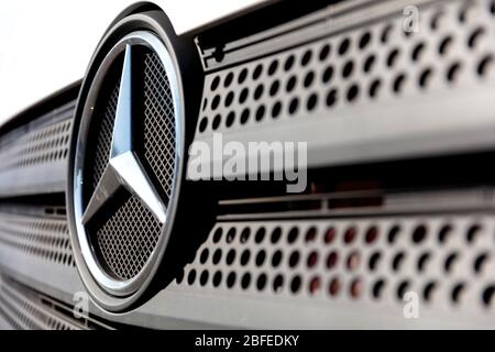 Logo Mercedes-Benz alla griglia di un camion Atego. Mercedes-Benz è una marca automobilistica mondiale tedesca e una divisione di Daimler AG. Foto Stock