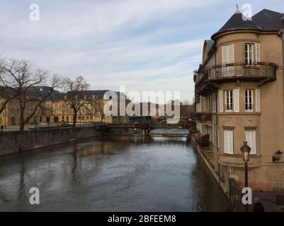 Mosella vista nel centro della città di Metz con il teatro e l'edificio vecchio Foto Stock