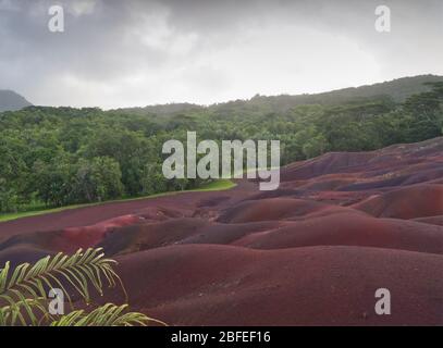 Vista panoramica a Mauritius con sette Terre colorate in una giornata nuvolosa Foto Stock