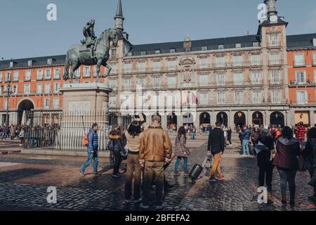 Madrid, Spagna - Gennaio 26,2020: Turisti a piedi in Plaza Mayor, uno spazio pubblico importante nel cuore di Madrid, la capitale della Spagna rinomata per la sua r Foto Stock