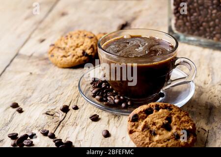 Una tazza di caffè su un tavolo Foto Stock