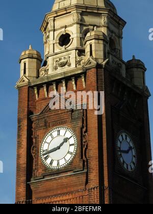 Immagine che mostra la torre dell'orologio situata al centro dell'estremità Crouch. Un villaggio a nord di Londra Foto Stock