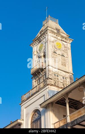 House of Wonders Beit el-Ajaib torre con orologio di pietra nella città di Unguja aka isola di Zanzibar Tanzania Africa orientale Foto Stock