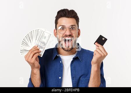 Ritratto di un uomo frinedly bearded che tiene la carta di credito e che mostra i contanti isolati su sfondo bianco Foto Stock