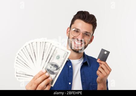 Ritratto di un uomo frinedly bearded che tiene la carta di credito e che mostra i contanti isolati su sfondo bianco Foto Stock