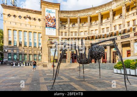 Yerevan , Armenia - 16 agosto 2019 : scultura di statua del ragno di Ara Alekyan a piazza Charles Aznavour punto di riferimento della capitale di Yerevan, Armenia Foto Stock