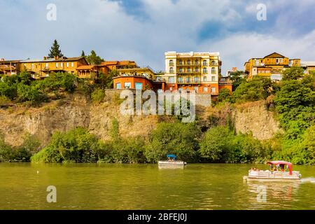 Tbilisi , Georgia - 25 agosto 2019 : Tbilisi e Kuri città capitale del paesaggio urbano del fiume Georgia Europa orientale Foto Stock