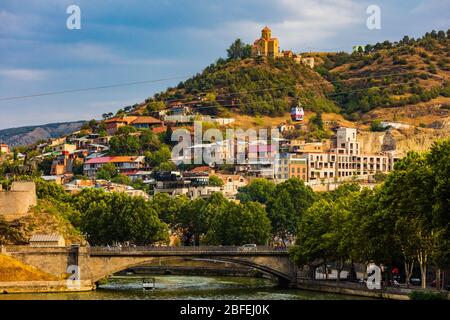 Tbilisi , Georgia - 25 agosto 2019 : antico Tbilisi e punto di riferimento turistico del fiume Sprea Foto Stock