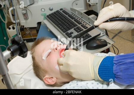 Bambino giovane sottoposto ad esame endoscopico. Foto Stock