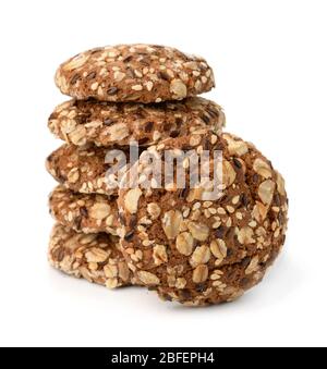 Pila di biscotti multigrain con sesamo e semi di flaxseeds isolati su bianco Foto Stock
