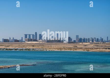 L'impressionante skyline di Abu Dhabi Foto Stock