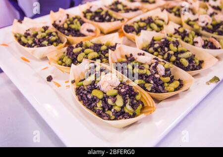 ideale per il vostro partito, piccole barche con fagioli neri e gamberi Foto Stock