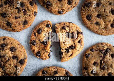 piatto di biscotti al cioccolato Foto Stock