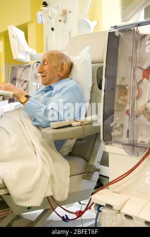 Un paziente rene in visita regolare nel reparto di dialisi renale di un ospedale londinese dove è collegato ad una macchina per emodialisi che essentiall Foto Stock