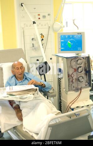 Un paziente rene in visita regolare nel reparto di dialisi renale di un ospedale londinese dove è collegato ad una macchina per emodialisi che essentiall Foto Stock