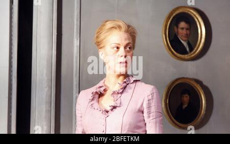 Helen McCrory (Rebecca West) in ROSMERSHOLM di Henrik Ibsen al Teatro Almeida, Londra nel 2008 in una versione di Mike Poulton Set design: Hildegard Bechtler Costumi: Amy Roberts illuminazione: Peter Mumford regista: Anthony Page Foto Stock