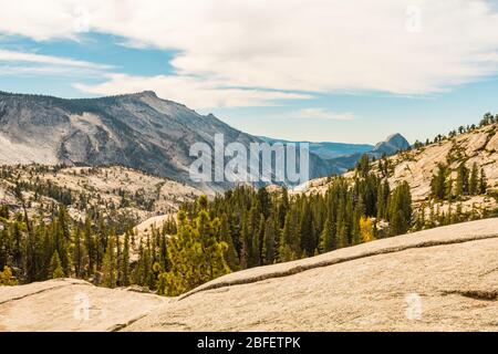 Vista da Olmsted Point dell'ambiente naturale del Parco Nazionale di Yosemite con la Half Dome sullo sfondo Foto Stock