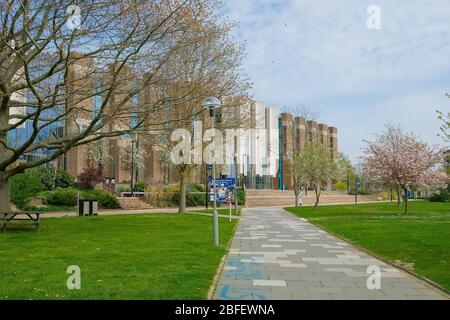 Un campus vuoto dell'Università del Kent, Canterbury, durante il blocco dei coronavirus Foto Stock