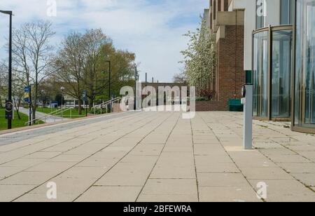 Un campus vuoto dell'Università del Kent, Canterbury, durante il blocco dei coronavirus Foto Stock