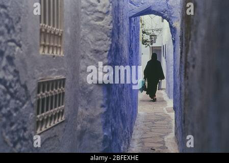 Donna che indossa una sciarpa Sefsari, nel quartiere Medina di Hammamet. Tunisia. Nord Africa Foto Stock
