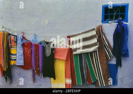 Pressione di stallo di vestiti. Medina. Hammamet. La Tunisia. Il Nord Africa Foto Stock