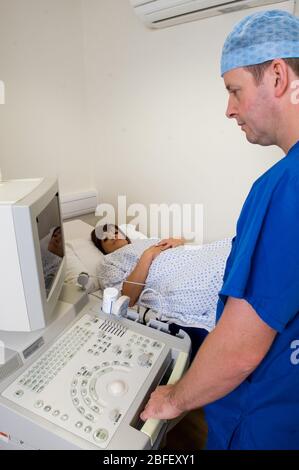 Prima dell'impianto e durante la terapia ormonale, vengono eseguite scansioni TC per mantenere un controllo sulle ovaie di pazienti di sesso femminile. (Medicimage)(modello rilasciato) Foto Stock