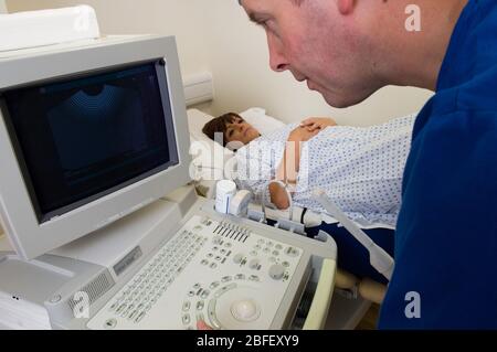 Prima dell'impianto e durante la terapia ormonale, vengono eseguite scansioni TC per mantenere un controllo sulle ovaie di pazienti di sesso femminile. (Medicimage)(modello rilasciato) Foto Stock