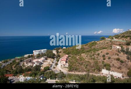 Colline di Meluso, Italia, Sicilia: Con la vista sulla baia di Porticello di giorno Foto Stock