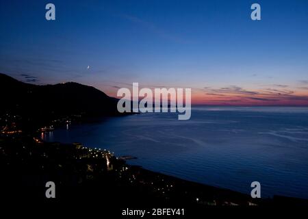 Colline di Meluso, Italia, Sicilia: Con vista sulla baia di Porticello in serata Foto Stock