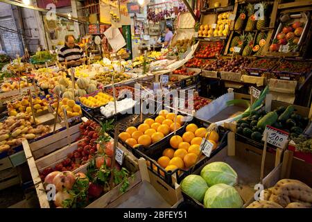 Palermo, Sicilia, Italia - 14 settembre 2014: Mercato fresco a Palermo con verdure e frutta fresche Foto Stock