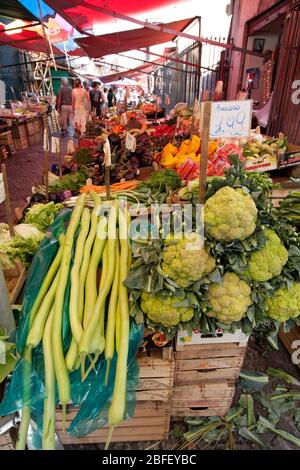 Palermo, Sicilia, Italia - 14 settembre 2014: Mercato fresco a Palermo con verdure e frutta fresche Foto Stock