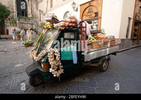 Cefalu, Sicilia, Italia - 22 settembre 2012: Mercante di strada di verdure siciliane Foto Stock