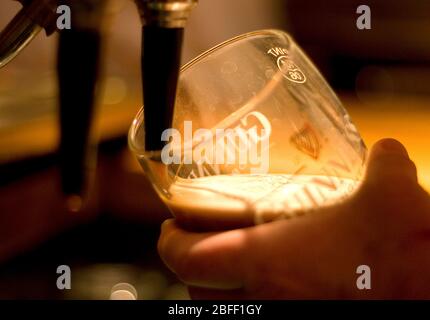 Una pinta di Guinness che viene tirata in Sissy McGintys Pub, Castlerea, nella contea di Roscommon, Irlanda. Foto Stock