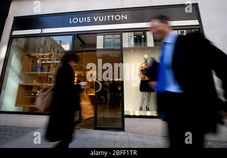 Colpo esterno del negozio Louis Vuitton, New Bond Street, Londra. Foto Stock