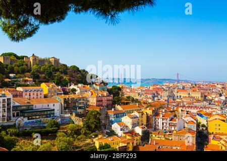 Panorama della città vecchia di Lisbona vista dal punto di osservazione Miradouro da Graca, Portogallo Foto Stock